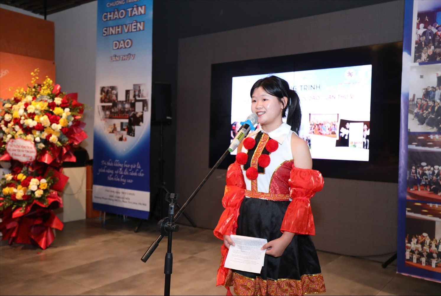 Em Phàn Lờ Mẩy, sinh viên năm thứ nhất khoa Sư phạm, Trường Đại học Thủ đô Hà Nội, đến từ xã Sì Lở Lầu (tỉnh Lai Châu) - đại diện cho các tân sinh viên dân tộc Dao tại Hà Nội phát biểu