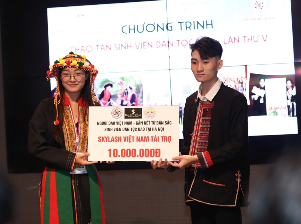 Cựu sinh viên dân tộc Dao Bàn Lục Quân, tốt nghiệp đại học và hiện đang làm việc tại một công ty dược ở TP. Hồ Chí Minh, đã trở về đóng góp món quà trị giá 10 triệu đồng cho Chương trình.