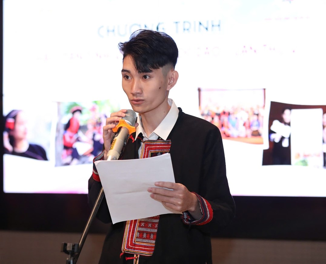 Cựu sinh viên dân tộc Dao Bàn Lục Quân phát biểu tại Chương trình