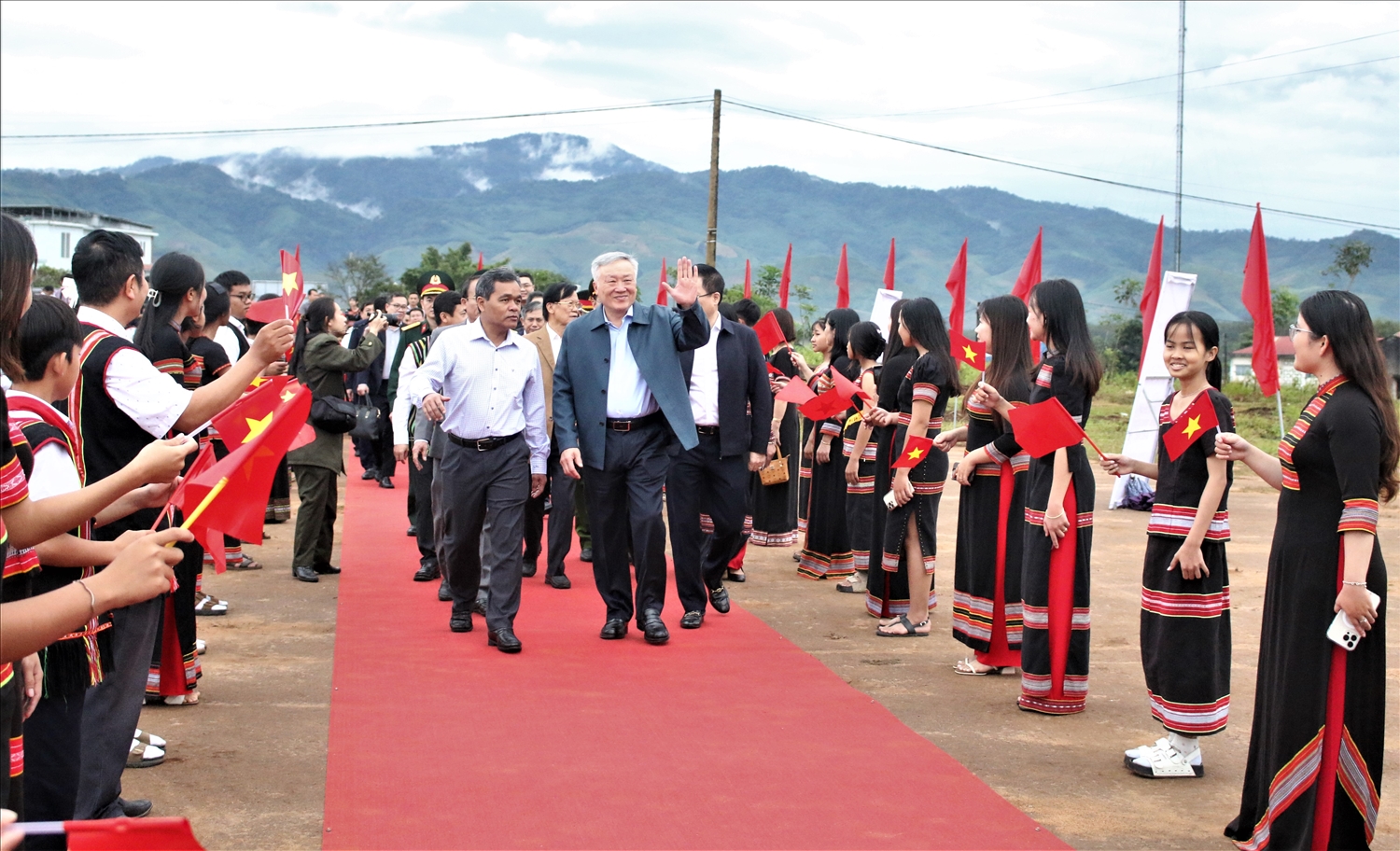 Ủy viên Bộ Chính trị, Phó Thủ tướng Thường trực Chính phủ Nguyễn Hòa Bình cùng các đại biểu về dự Lễ khởi công xây dựng Trường Phổ thông nội trú liên cấp Tiểu học – Trung học cơ sở xã Dục Nông. (Ảnh: Ngọc Chí)