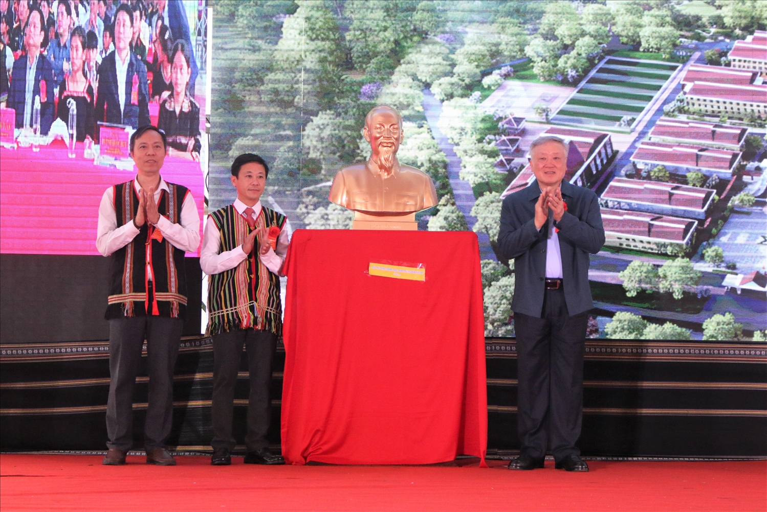 Ủy viên Bộ Chính trị, Phó Thủ tướng Thường trực Chính phủ Nguyễn Hòa Bình trao tặng tượng Bác Hồ cho Trường Phổ thông nội trú liên cấp Tiểu học – Trung học cơ sở xã Dục Nông. (Ảnh: Ngọc Chí)