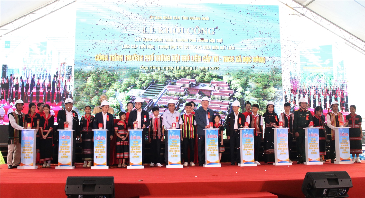 Các đại biểu thực hiện nghi thức khởi công đồng loạt 4 công trình Trường Phổ thông nội trú liên cấp Tiểu học – Trung học cơ sở tại các xã Dục Nông, Mô Rai, Rờ Kơi và Sa Loong. (Ảnh: Ngọc Chí)