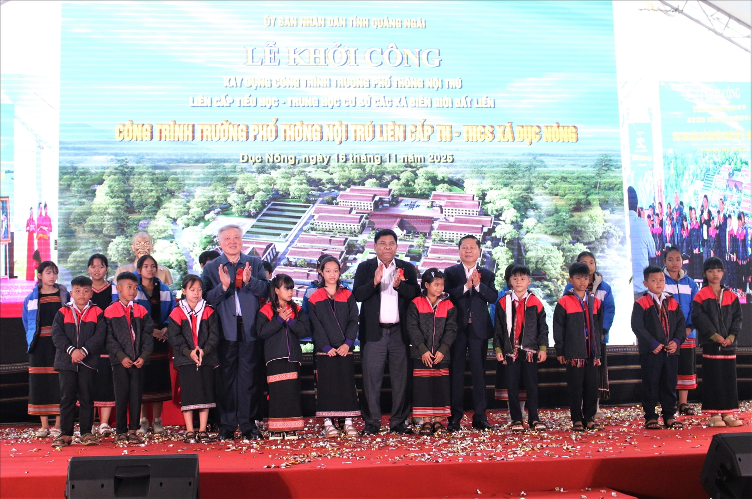 Ủy viên Bộ Chính trị, Phó Thủ tướng Thường trực Chính phủ Nguyễn Hòa Bình tặng áo ấm cho học sinh Trường Phổ thông nội trú liên cấp Tiểu học – Trung học cơ sở xã Dục Nông. (Ảnh: Ngọc Chí)