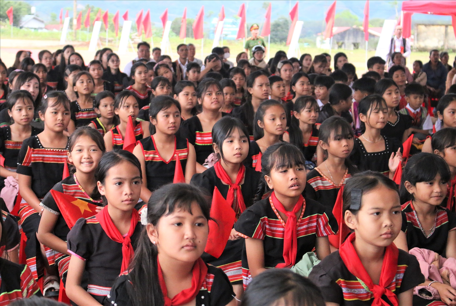 Các em học sinh Trường Phổ thông nội trú liên cấp Tiểu học – Trung học cơ sở xã Dục Nông tham dự Lễ khởi công. (Ảnh: Ngọc Chí)