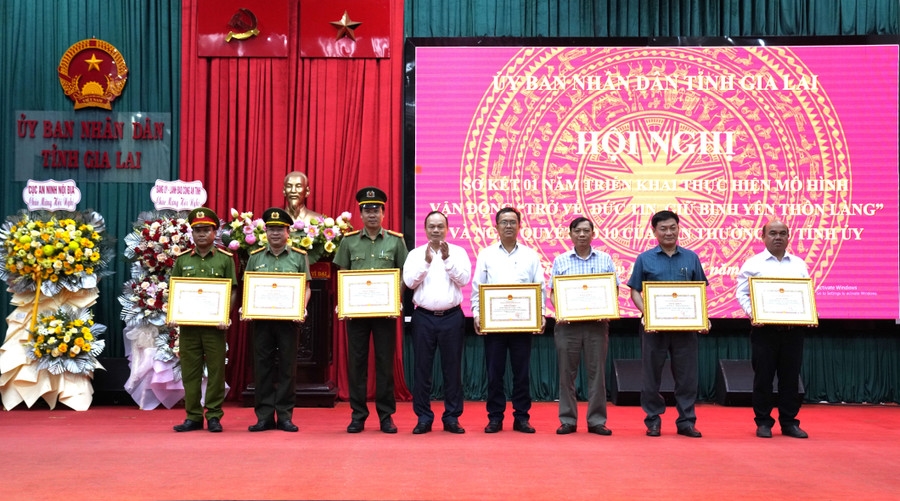 UBND tỉnh Gia Lai tặng Bằng khen cho các cơ quan, đơn vị có thành tích xuất sắc trong thực hiện mô hình “Trở về đức tin, giữ bình yên thôn, làng”