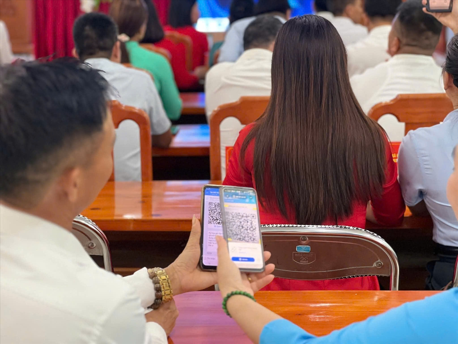 Cán bộ từ tập làm quen đã dần thành thạo với công nghệ số