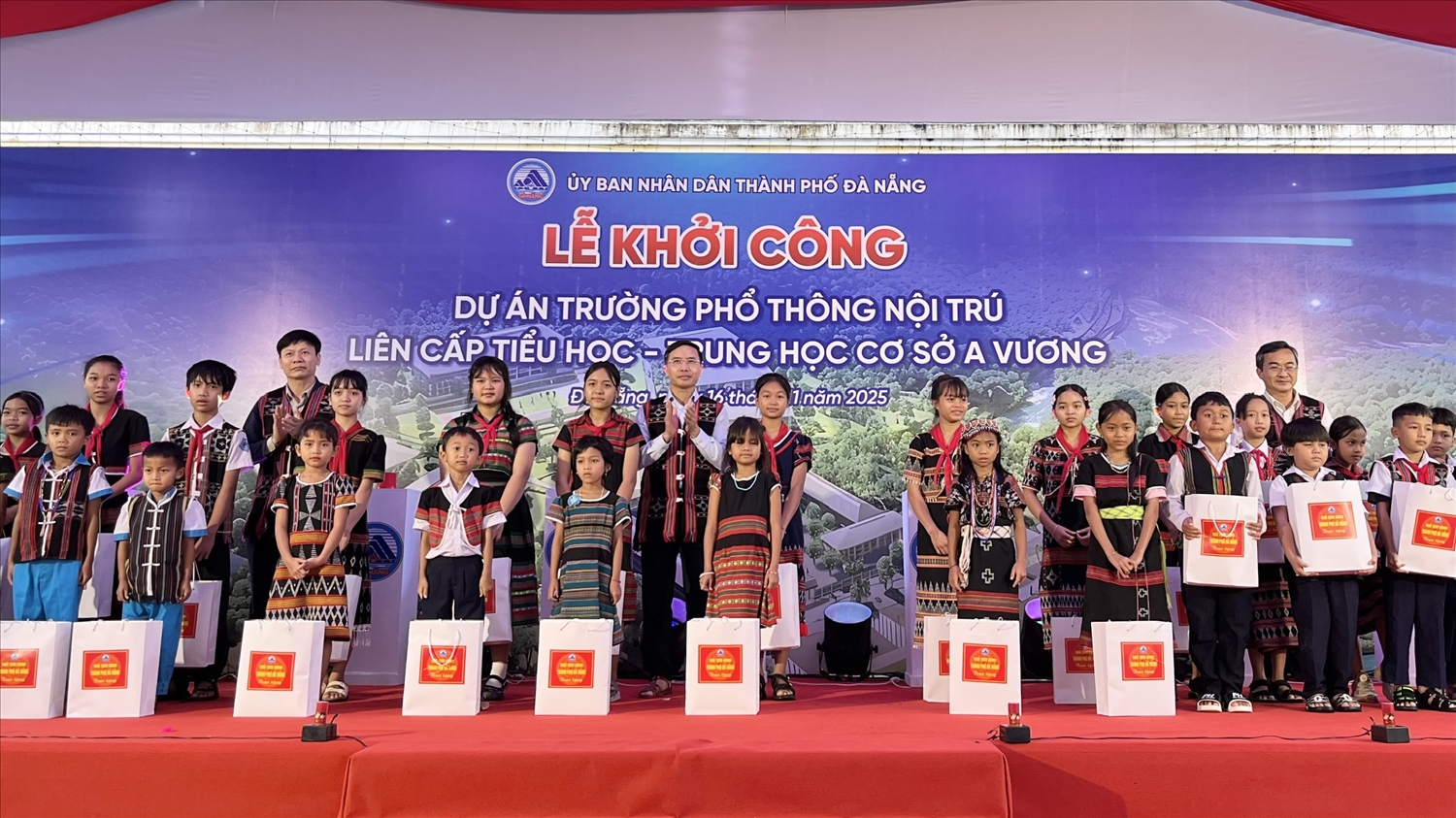 Chủ tịch UBND TP Đà Nẵng Phạm Đức Ấn (đứng giữa) tặng quà cho các em học sinh tại lễ khởi công dự án Trường phổ thông nội trú liên cấp Tiểu học - Trung học cơ sở xã A Vương. (Ảnh: Cổng TT Đà Nẵng)