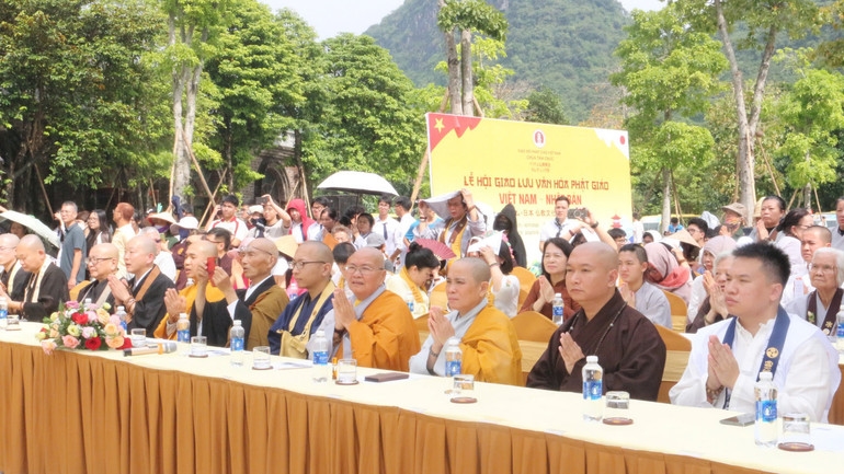 Tăng ni, phật tử và du khách tham gia Lễ hội giao lưu văn hóa Phật giáo Việt Nam-Nhật Bản.(ảnh Đào Phương)