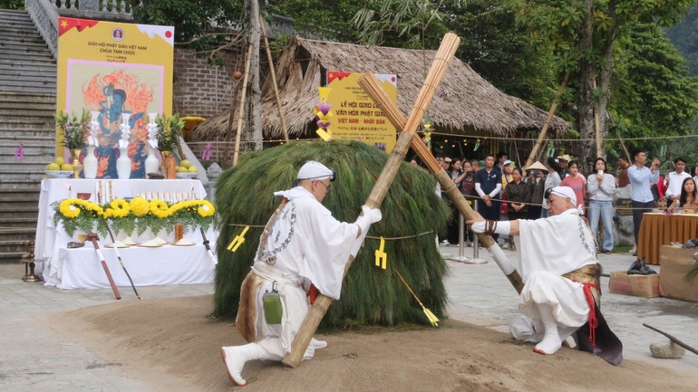Chư tăng Nhật Bản thực hiện lễ hỏa tịnh, nghi lễ mang ý nghĩa thanh lọc, xua tan điều xấu.(ảnh Đào Phương)