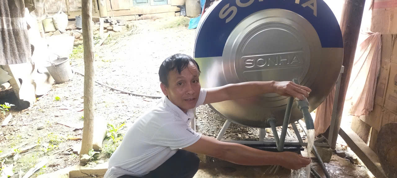 Anh Vọng Văn Phay ở bản Na Loi, xã Na Loi vui mừng khi đã có nước sạch.