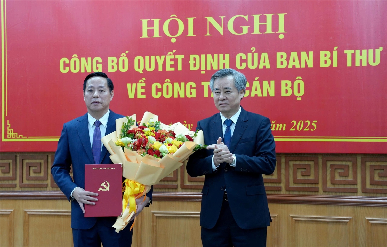 Ông Nguyễn Quang Dương, Phó trưởng Ban Tổ chức Trung ương trao quyết định cho ông Hà Quang Trung (ảnh Trọng Bảo)