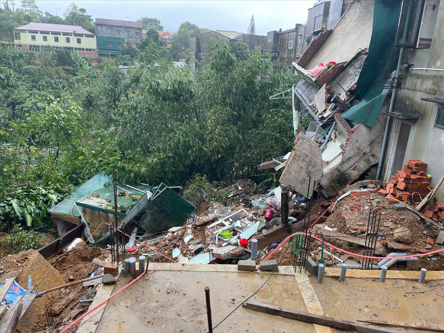 Mưa lớn gây sạt lở làm đổ sập ngôi nhà của một hộ dân ở khối 6, xã Khe Sanh, tỉnh Quảng Trị