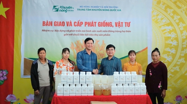  Đại diện TTKNQG bàn giao vật tư cho các hộ thực hiện mô hình (Ảnh TTKNQG)