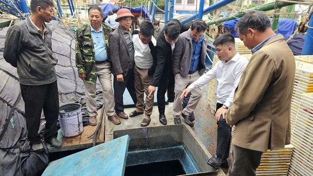 Các học viên tham quan, tham gia quản lý một số tàu cá khai thác và bảo quản thủy sản tiêu biểu của tỉnh Nghệ An (Ảnh TTKNQG)