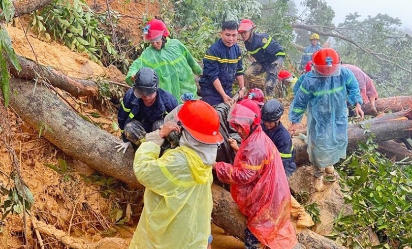 Hai thi thể cuối cùng trong vụ tai nạn xe khách trên Quốc lộ 27C qua đèo Khánh Lê được đưa ra sau nhiều giờ (Ảnh: QĐND)