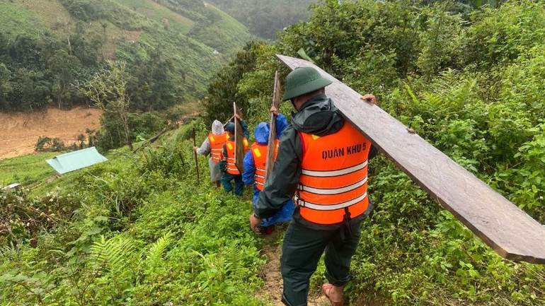 Cán bộ chiến sĩ lực lượng vũ trang chia thành nhiều mũi, tìm cách tiếp cận gần nhất tới khu vực sạt lở tại xã Hùng Sơn, TP. Đà Nẵng để tìm kiếm người mất tích (Ảnh TL).
