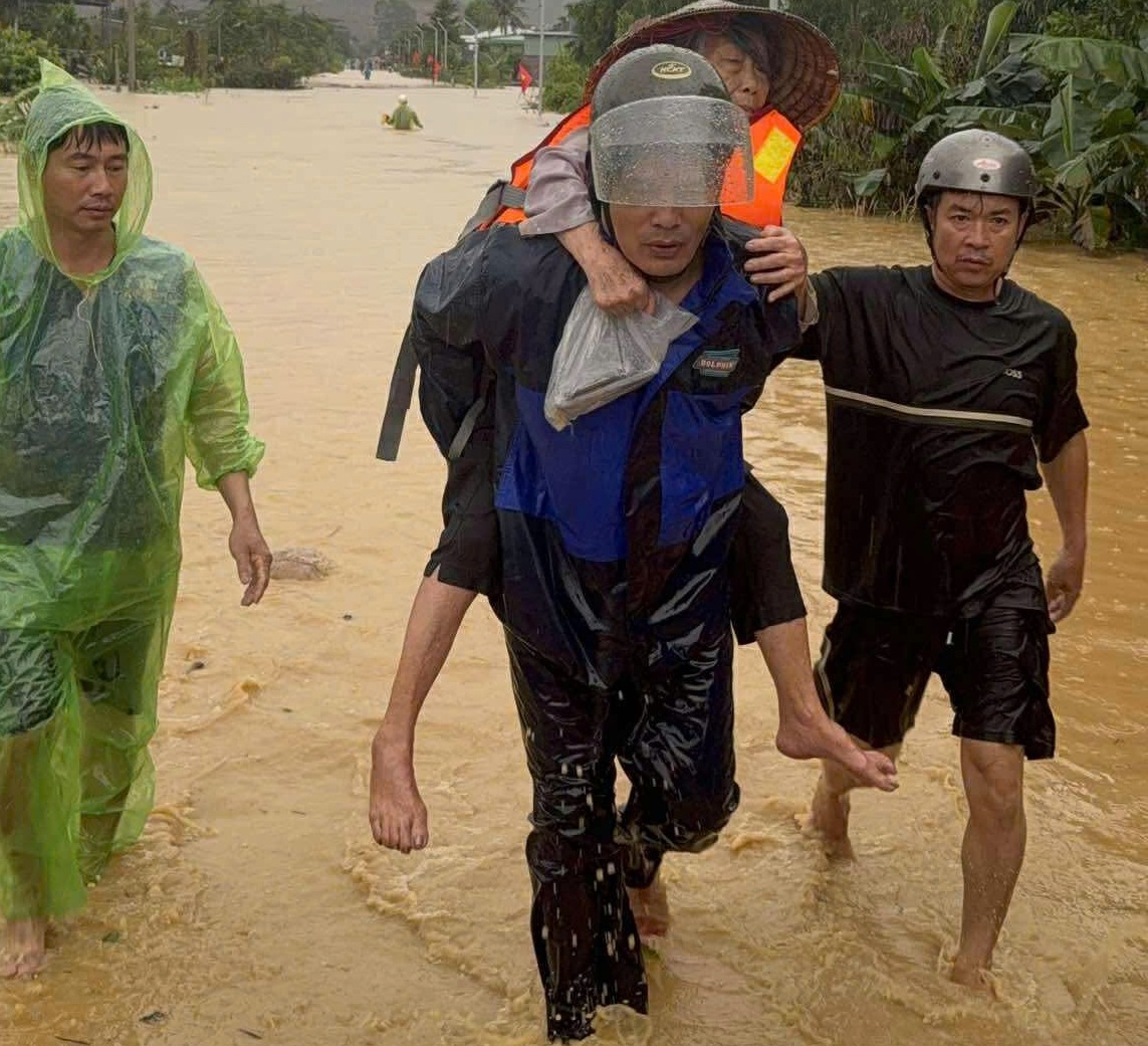 Lực lượng chức năng sơ tán người dân đến nơi an toàn. (Ảnh Lê Hường)