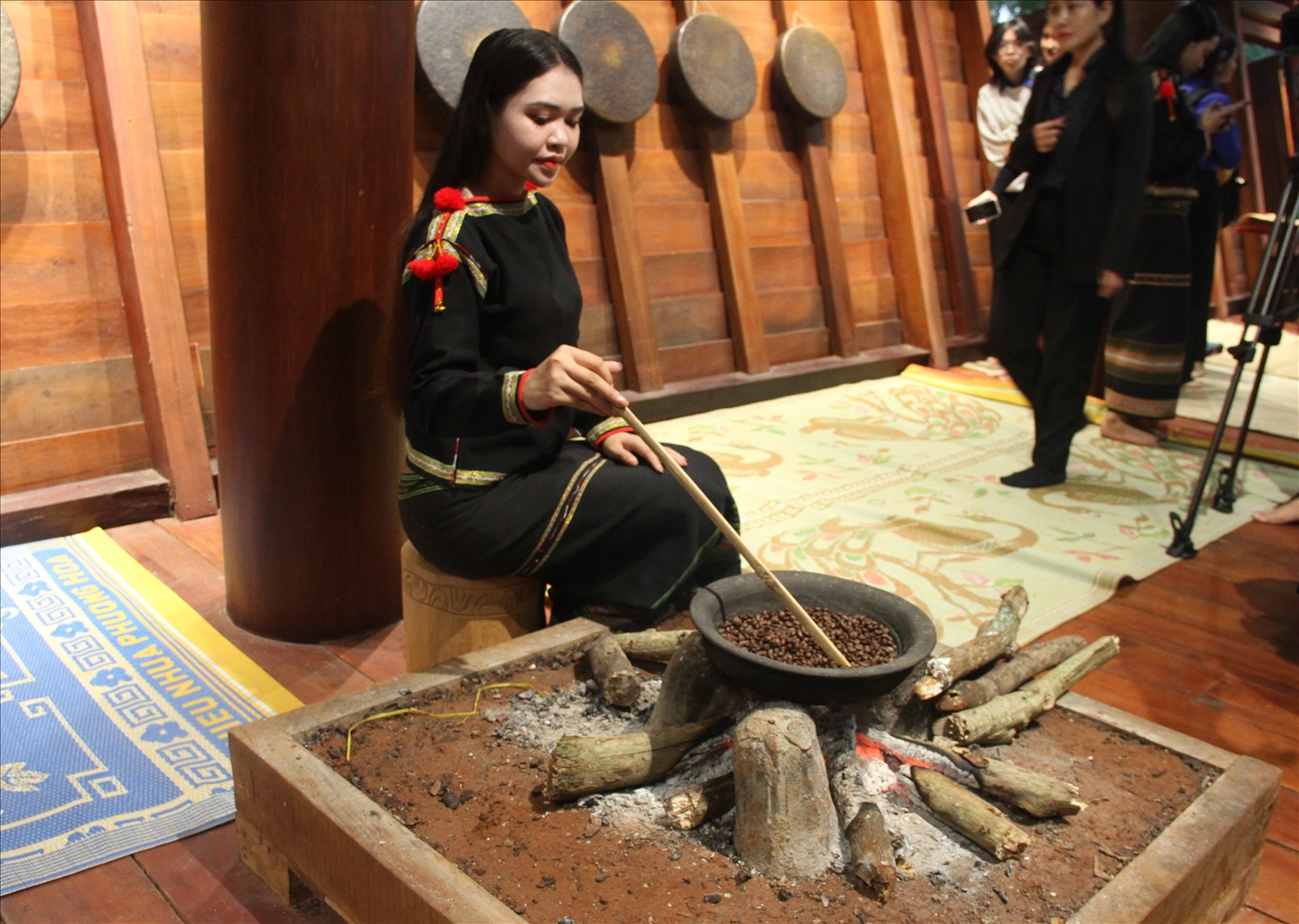 Trải nghiệm rang cà phê trong gian bếp nhà dài truyền thống