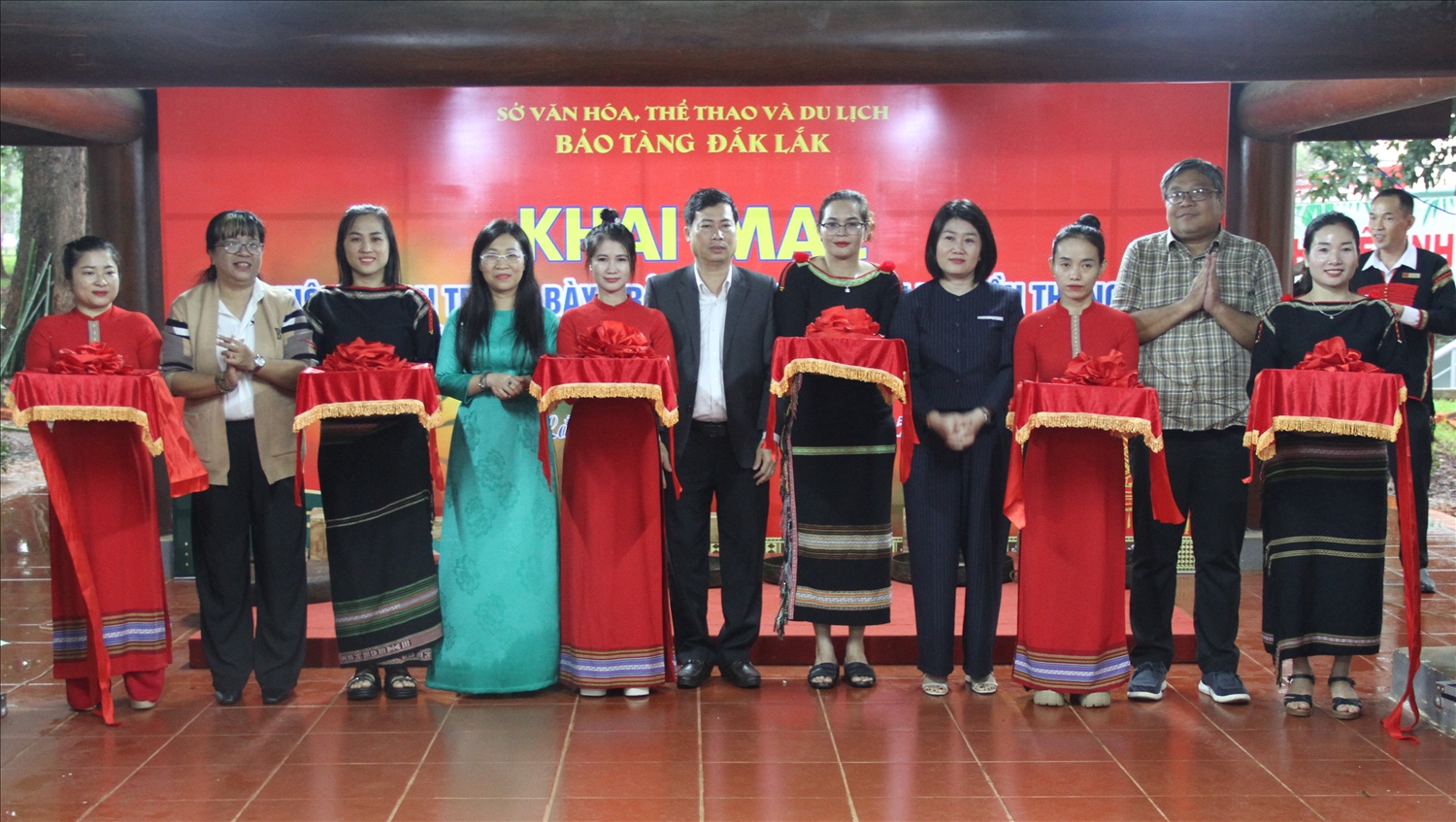 Cắt băng khai mạc Trưng bày “Nhà dài truyền thống của dân tộc Ê Đê”