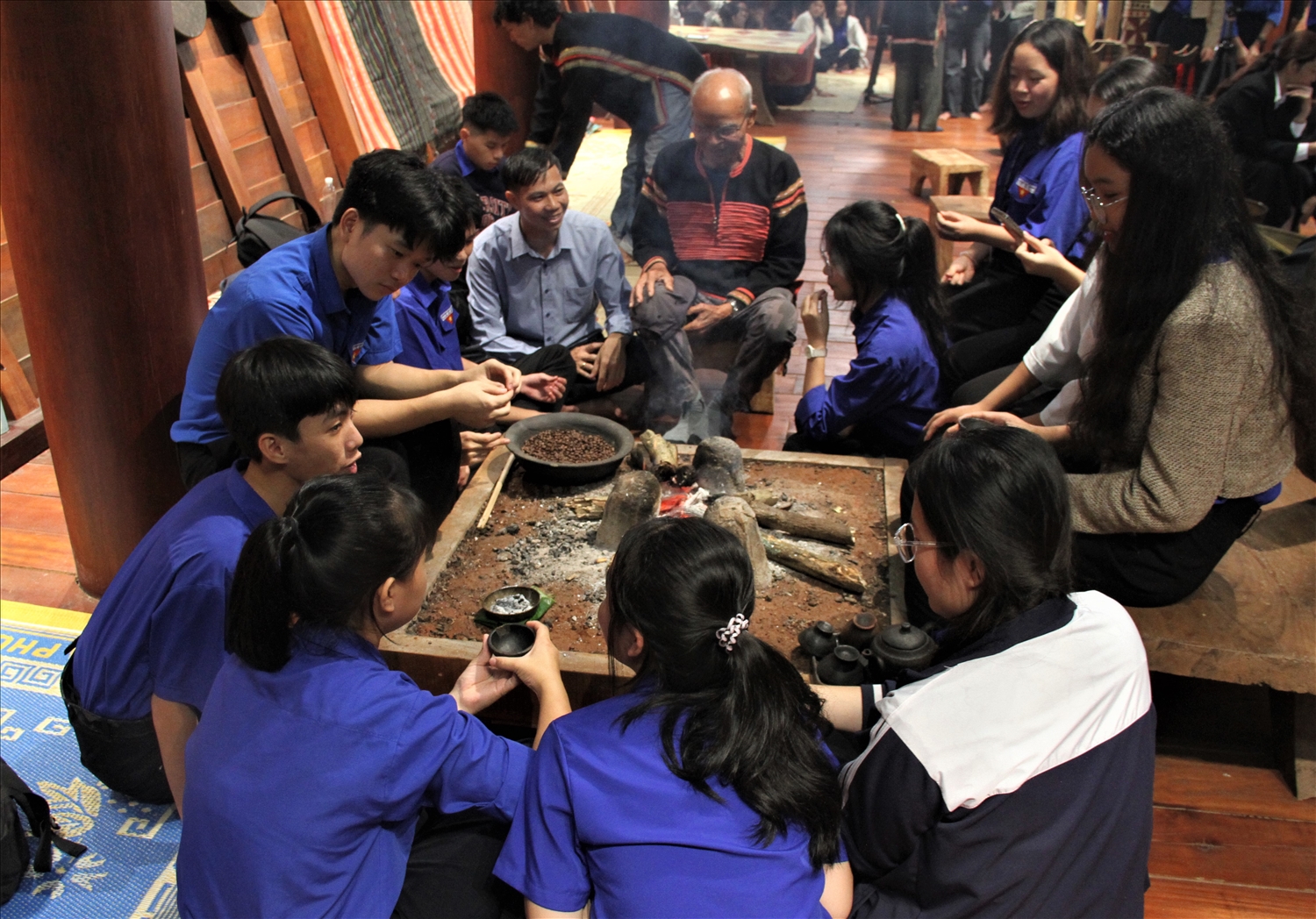 Bếp ở giữa nhà dài là nơi các thành viên trong gia đình, du khách quây quần nghe kể chuyện