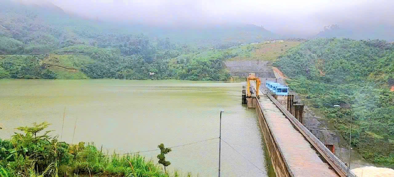 Hồ thủy điện Đăk Đrinh đã xả nước sớm, tạo dung tích đón lũ.