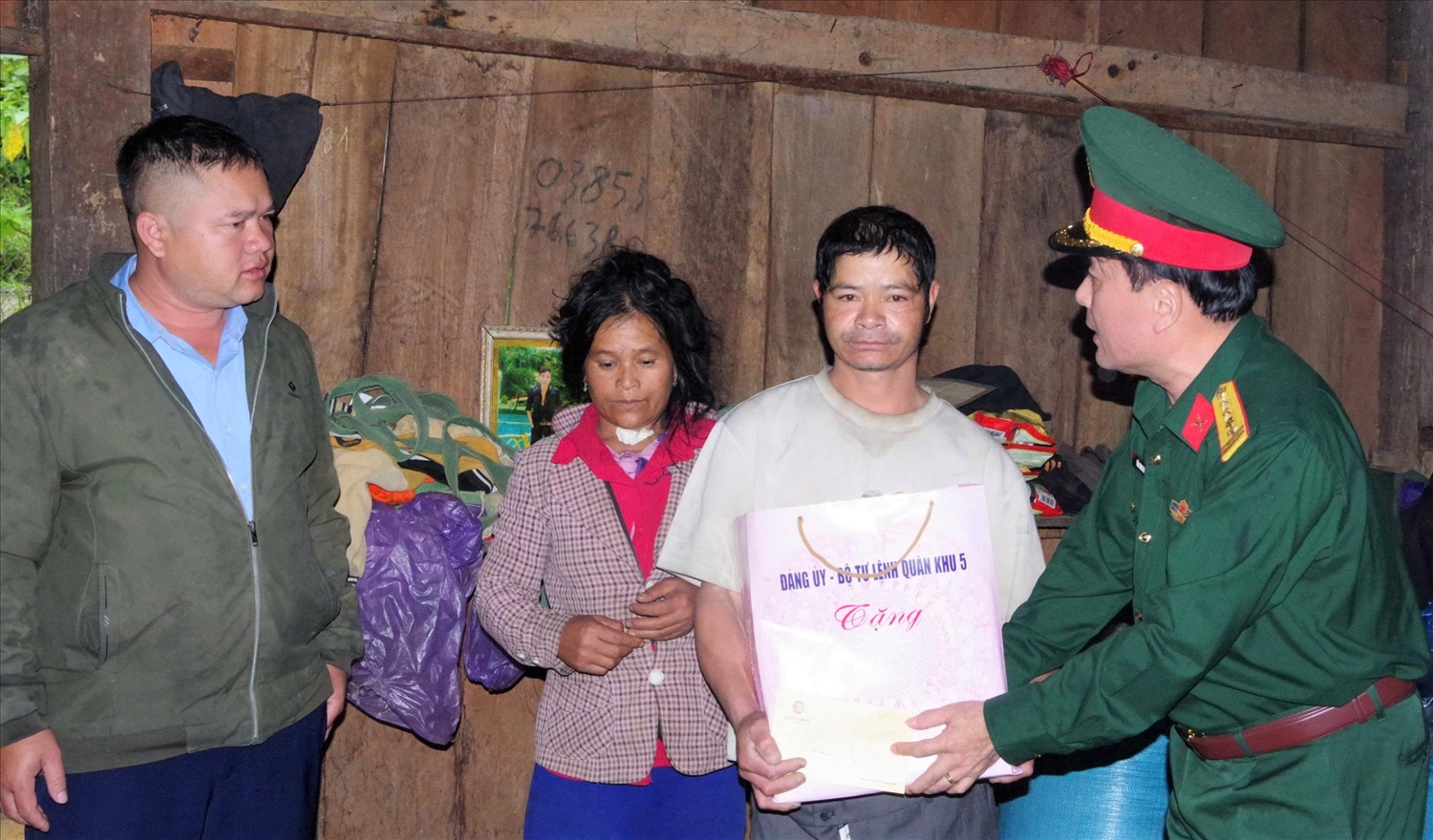 Đại tá Trần Minh Trọng, Phó Chính ủy Quân khu 5 thăm hỏi, trao quà cho người dân xã Ngọc Linh bị thiệt hại nặng do mưa bão. (Ảnh: Ngọc Chí)