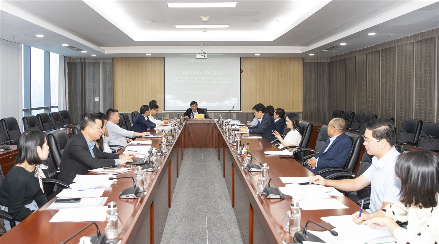 Nhiều cuộc họp đã được triển khai, đảm bảo mọi hoạt động của Lễ Tuyên dương học sinh, sinh viên, thanh niên dân tộc thiểu số xuất sắc, tiêu biểu năm 2025 được diễn ra trang trọng, tiết kiệm, hiệu quả và có ý nghĩa giáo dục cao.