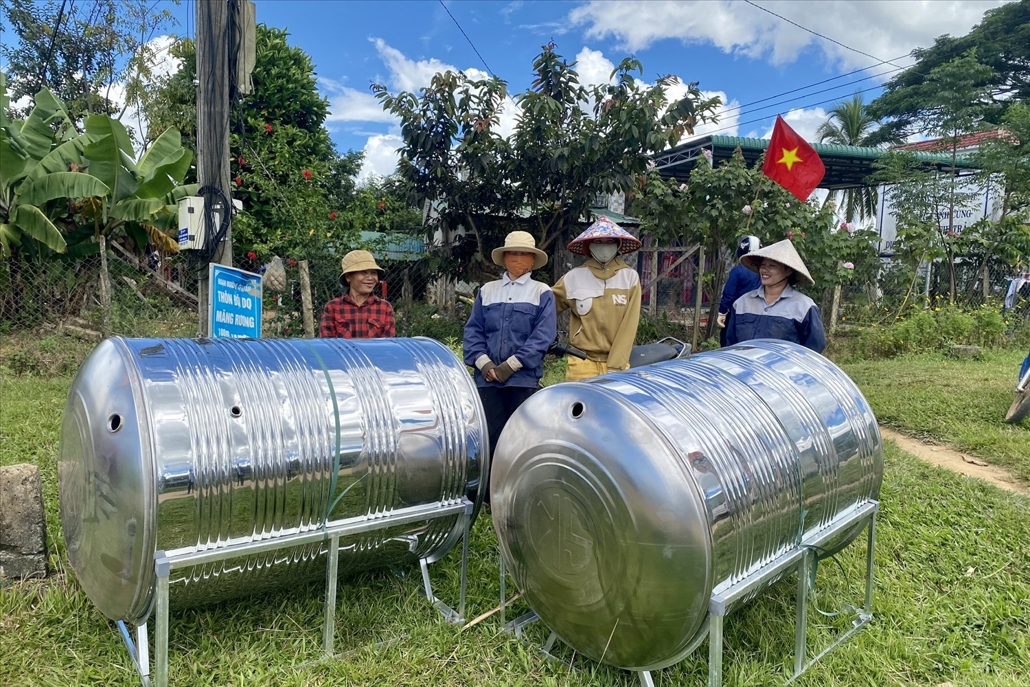 Đồng bào DTTS nghèo ở thôn Măng Rương, xã Kon Đào, tỉnh Quảng Ngãi được hỗ trợ bồn nước sinh hoạt. Ảnh: Ngọc Chí