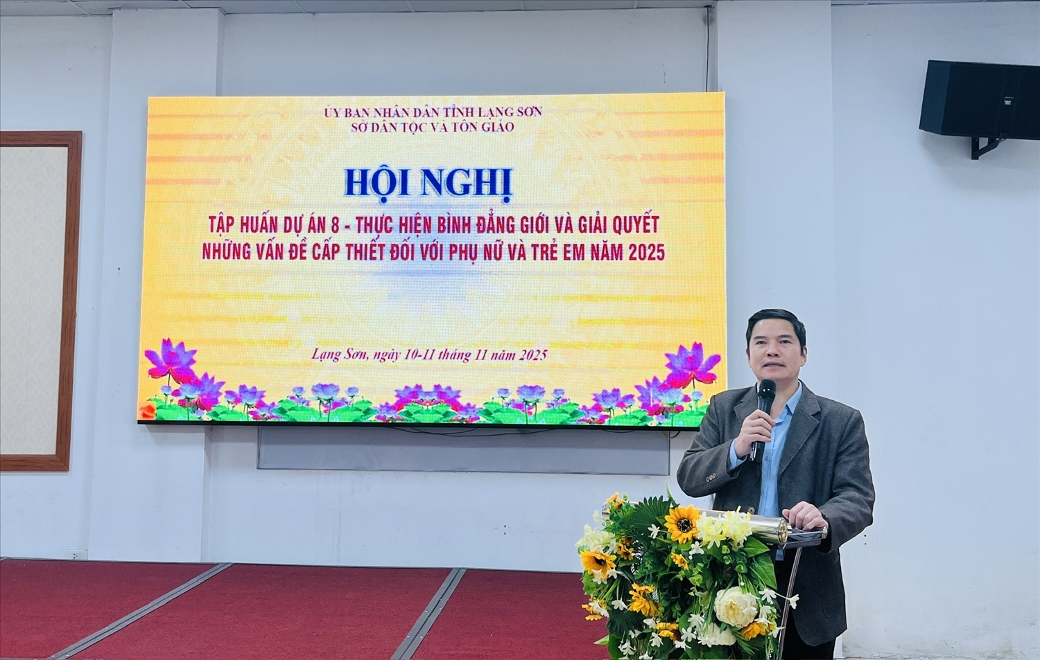 Ông Lâm Văn Viên, Phó Giám đốc Sở Dân tộc và Tôn giáo Lạng Sơn phát biểu tại buổi tập huấn