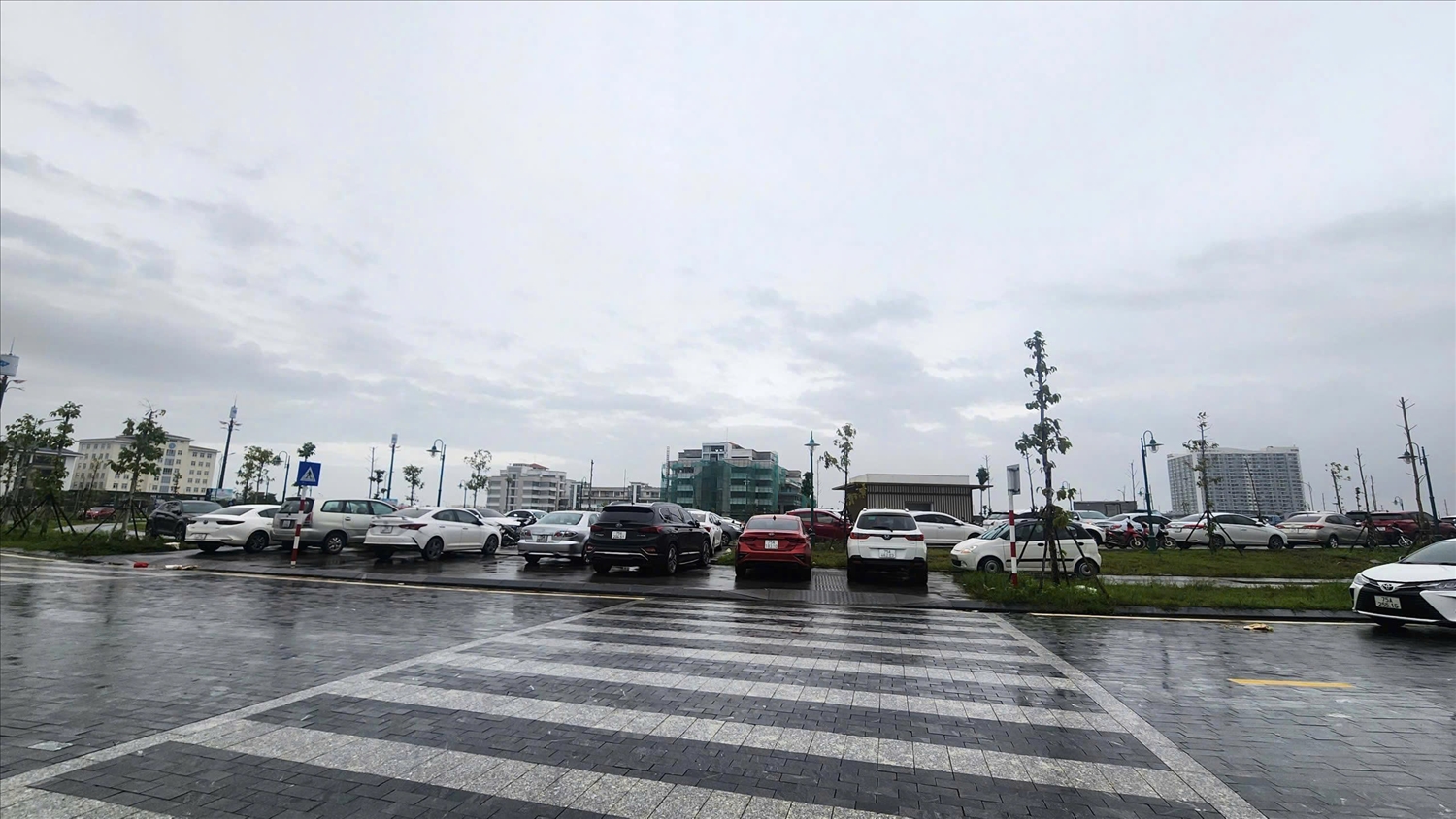 Lần thứ 4 trong vòng 20 ngày, người dân phải đưa xe lên chỗ cao để tránh lụt. (Ảnh Quang Điền)