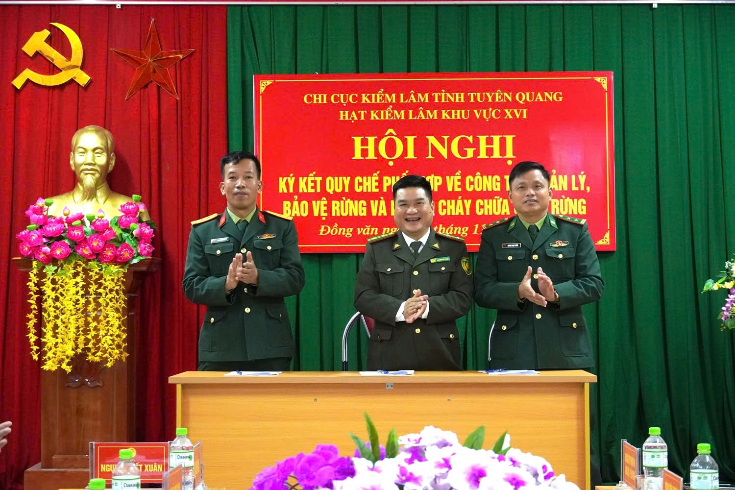 Đại diện các đơn vị ký kết quy chế phối hợp trong công tác quản lý, bảo vệ rừng và phòng cháy, chữa cháy rừng.