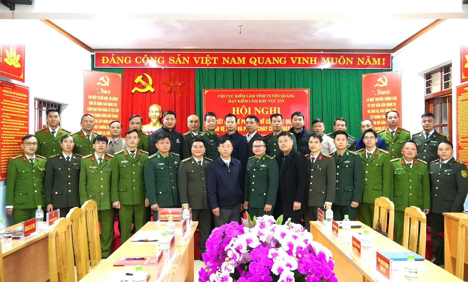 Các đại biểu chụp ảnh lưu niệm tại Hội nghị ký kết quy chế phối hợp trong công tác quản lý, bảo vệ rừng.