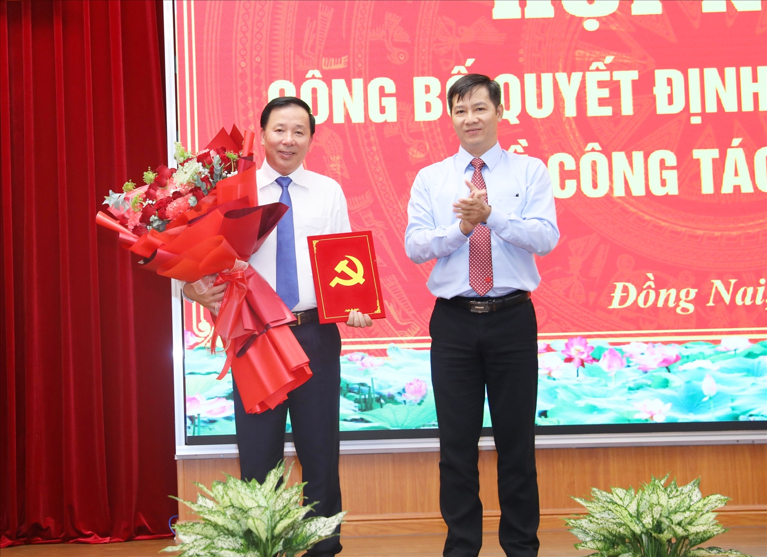 Đồng chí Nguyễn Thành Tâm, Ủy viên Trung ương Đảng, Phó Trưởng Ban Tổ chức Trung ương trao Quyết định điều động, chỉ định đồng chí Nguyễn Văn Út tham gia Ban Chấp hành, Ban Thường vụ và giữ chức Phó Bí thư Tỉnh ủy Đồng Nai nhiệm kỳ 2025-2030