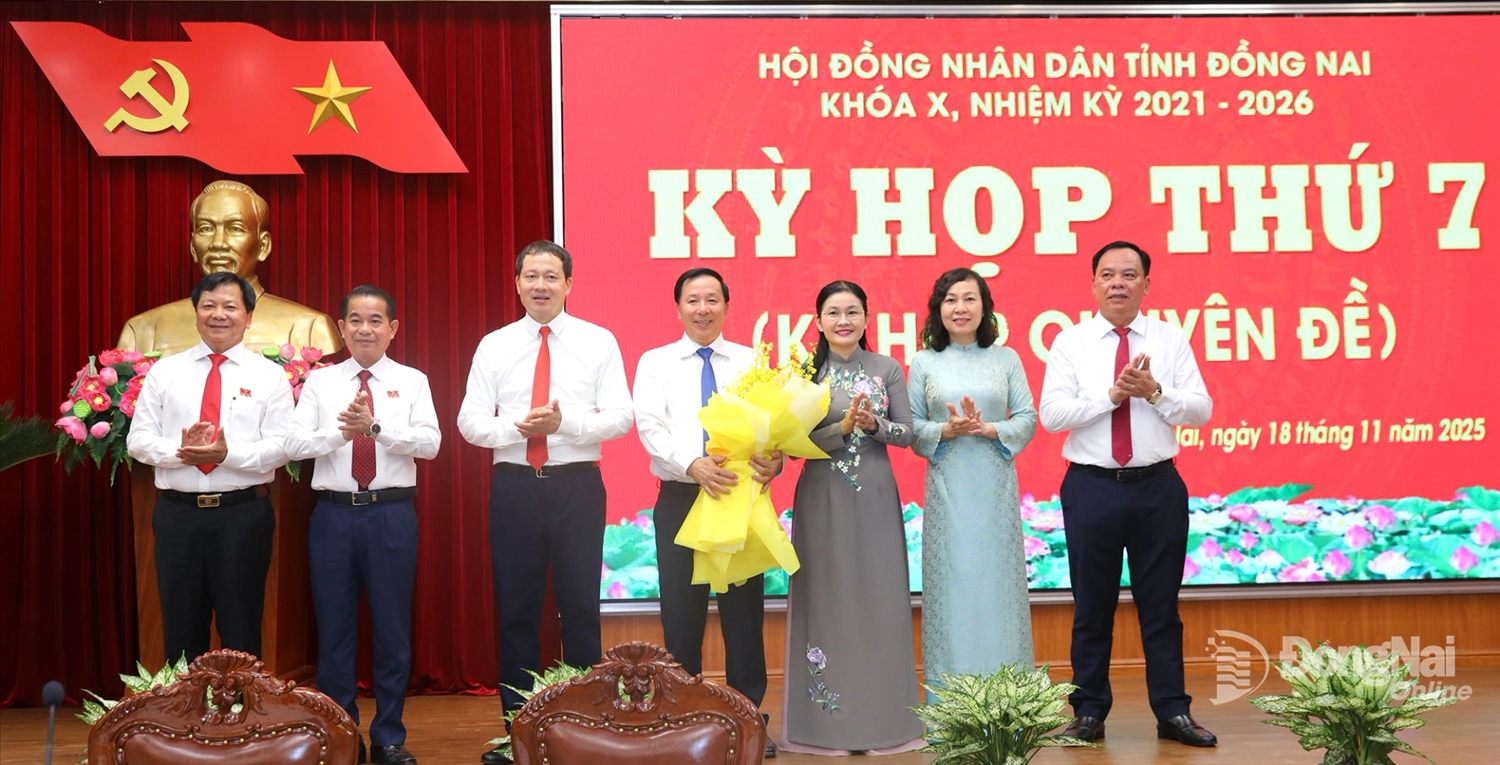 Đồng chí Nguyễn Thành Tâm, Ủy viên Trung ương Đảng, Phó Trưởng Ban Tổ chức Trung ương; đồng chí Vũ Hồng Văn, Bí thư Tỉnh ủy, Trưởng đoàn Đại biểu Quốc hội tỉnh Đồng Nai cùng các đồng chí Thường trực Tỉnh ủy, Ủy viên Ban Thường vụ Tỉnh ủy Đồng Nai chúc mừng đồng chí Nguyễn Văn Út.