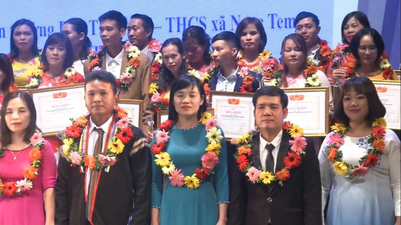 Thầy giáo Y Giêng (hàng đầu, thứ hai bên trái sang) tại Lễ tuyên dương “Chia sẻ cùng thầy cô năm 2019” tại Hà Nội. (Ảnh: Nhân vật cung cấp)