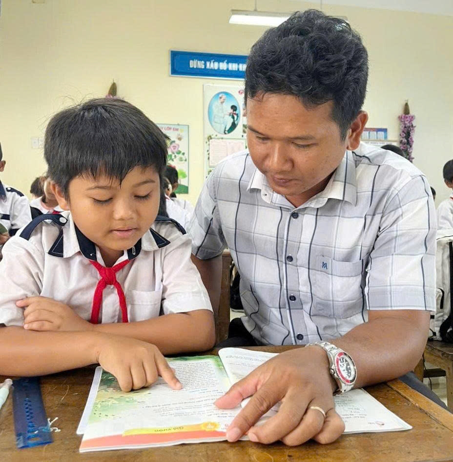 Thầy giáo Y Giêng, quan tâm chỉ dạy học sinh . Ảnh: H.H.THẾ.