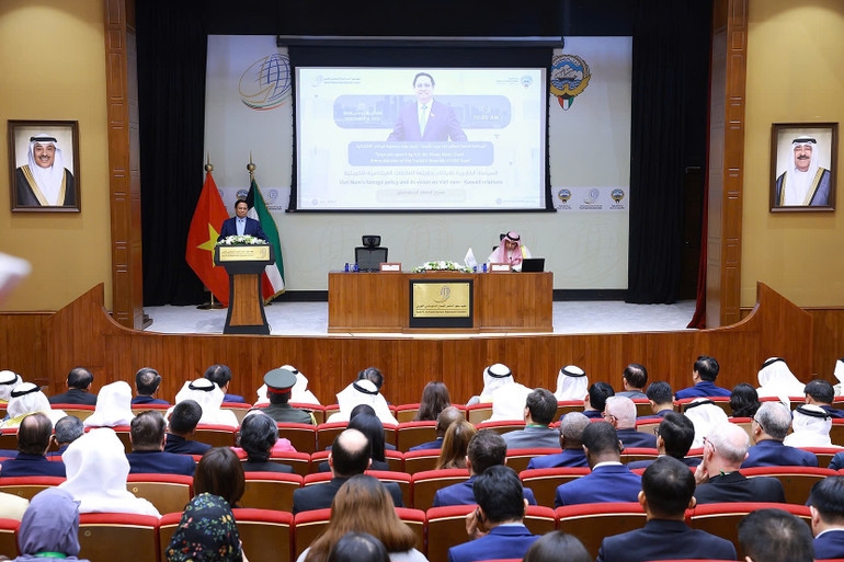 Quang cảnh buổi phát biểu chính sách của Thủ tướng Phạm Minh Chính tại Học viện Ngoại giao Kuwait. (Ảnh: TTXVN)