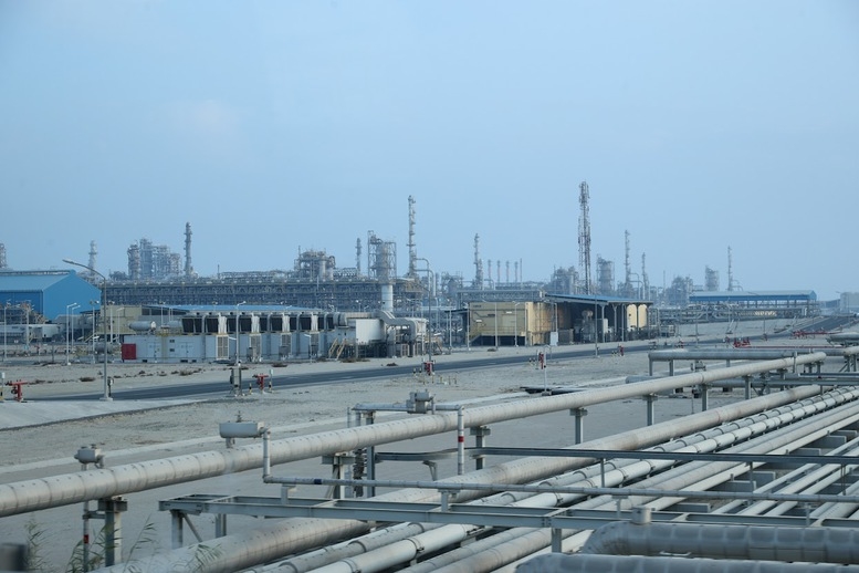 Tổ hợp bao gồm một khuôn viên rộng khoảng 16 km² với nhiều đơn vị chế biến chính, một hòn đảo nhân tạo để lưu trữ sản phẩm (khoảng 5,6 triệu thùng) và hệ thống cầu cảng xuất khẩu - Ảnh: VGP/Nhật Bắc