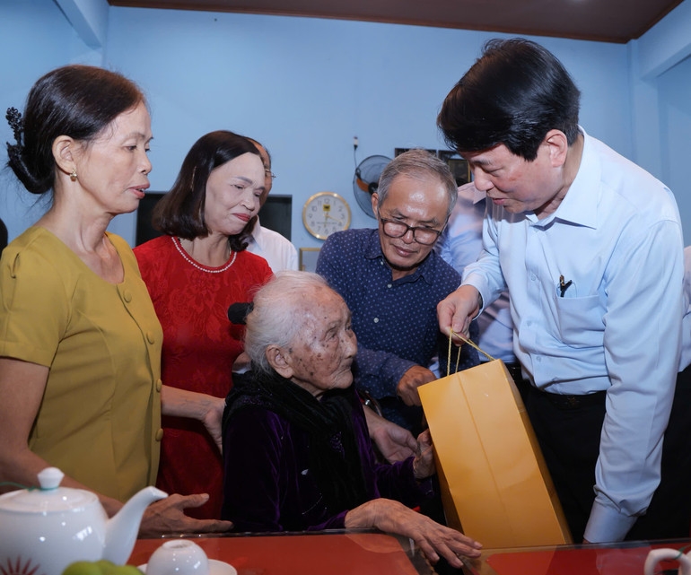 Chủ tịch nước Lương Cường cũng đến thăm hỏi, động viên và tặng quà Mẹ Việt Nam Anh hùng Nguyễn Thị Ngôn.