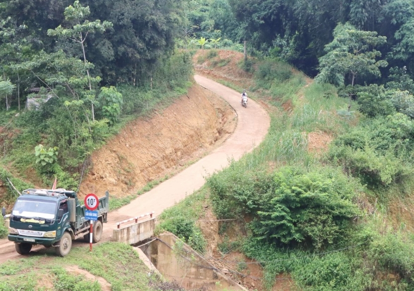 Tuyến đường nối bản Song, xã Chiềng La với Quốc lộ 7 được đổ bê tông từ vốn Chương trình MTQG 1719.