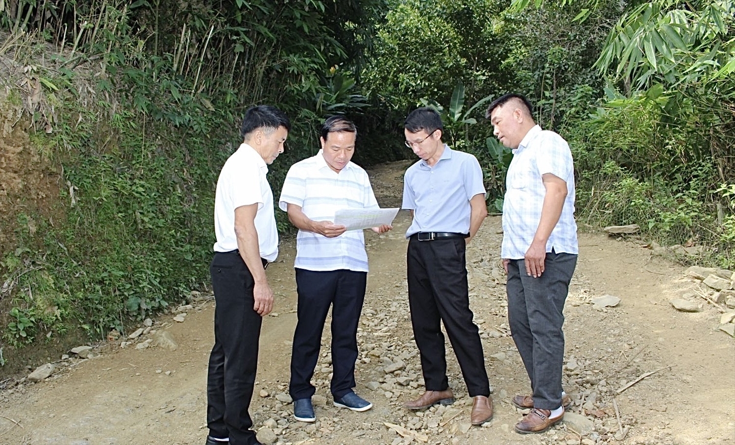 Tuyến đường bản Huổi Lọng-Quyết Thắng, xã Chiềng La trước khi được cứng hóa từ vốn Chương trình MTQG 1719. (Ảnh: TL)