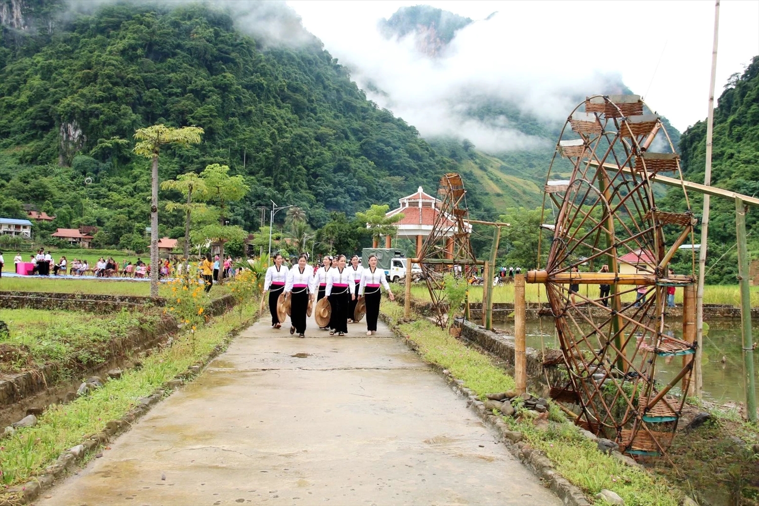 Các công trình hạ tầng được đầu tư không chỉ phục vụ sản xuất, dân sinh mà còn góp phần nâng cao đời sống tinh thần, bảo tồn văn hóa truyền thống của đồng bào các dân tộc tỉnh Sơn La.