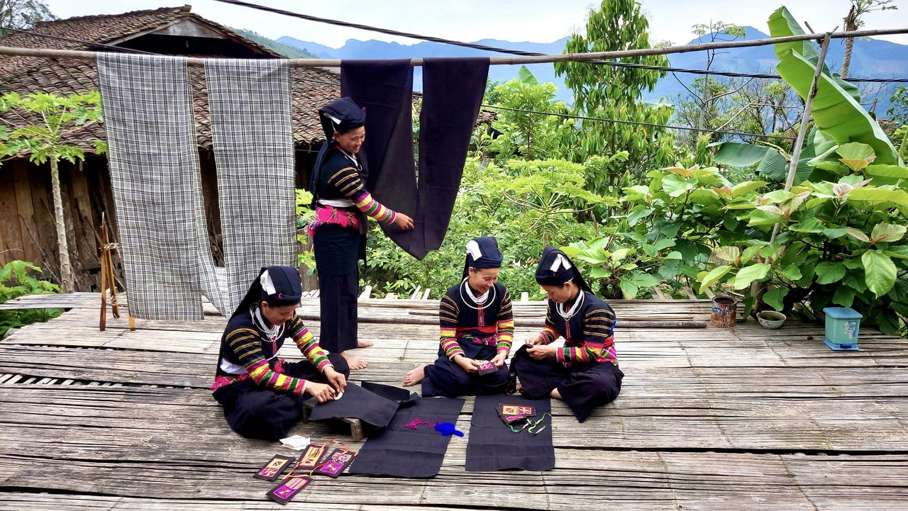 Đồng bào Lô Lô có bản sắc văn hóa phong phú, ẩm thực đặc sắc, có nghề dệt truyền thống độc đáo. (Ảnh: TL)