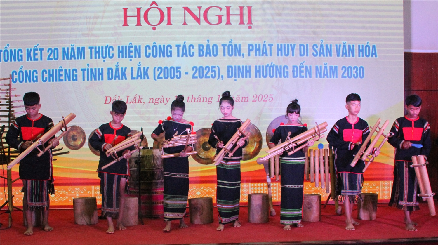 Nghệ nhân trẻ biểu diễn Chinh Đing Arap M’ô