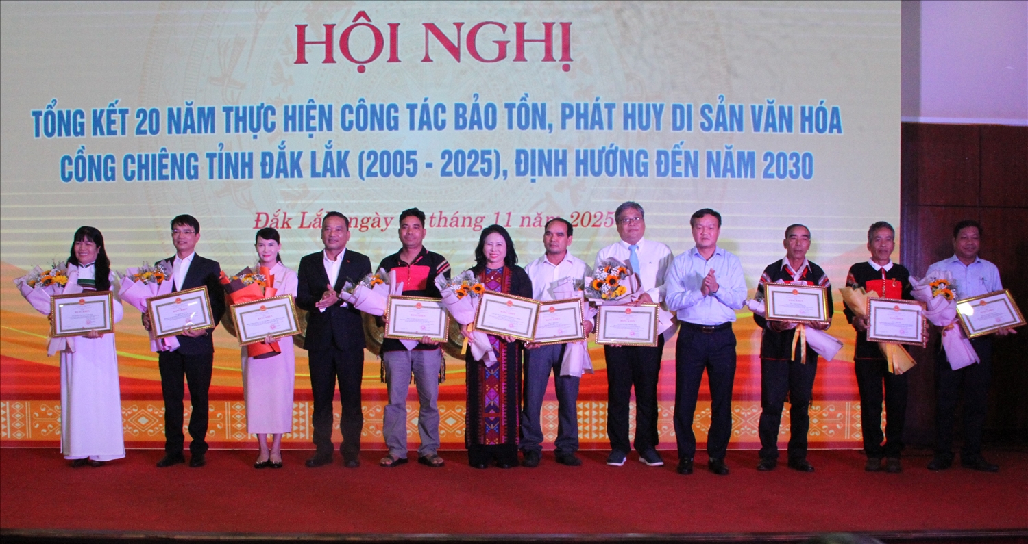 Tặng Bằng khen cho các tập thể và cá nhân có nhiều thành tích xuất sắc, tiêu biểu đóng góp trong công tác bảo tồn và phát huy giá trị di sản văn hóa cồng chiêng