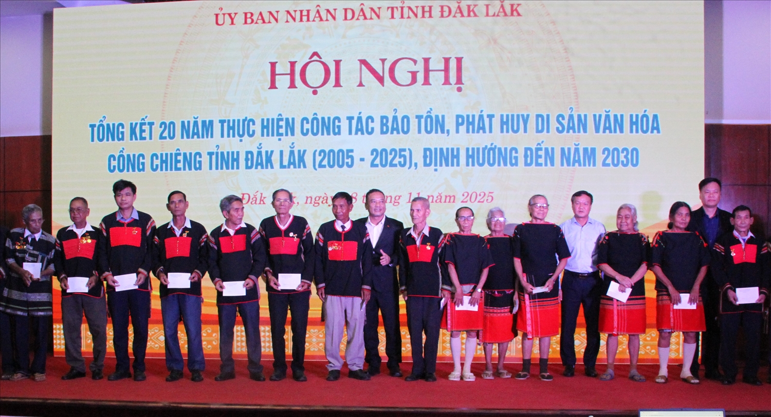 Tặng quà cho các Nghệ nhân ưu tú nhân ngày Di sản văn hóa Việt Nam 23/11