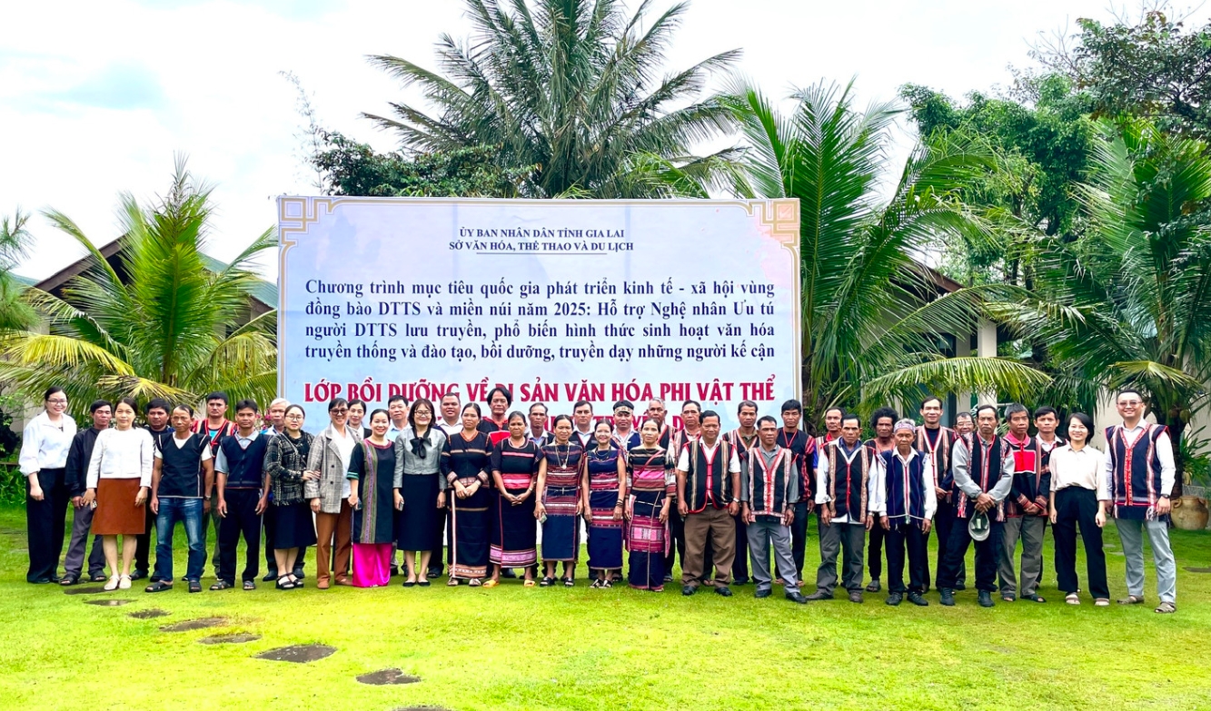 Các học viên tham gia lớp bồi dưỡng di sản văn hoá phi vật thể. (Ảnh: L.Nguyên)