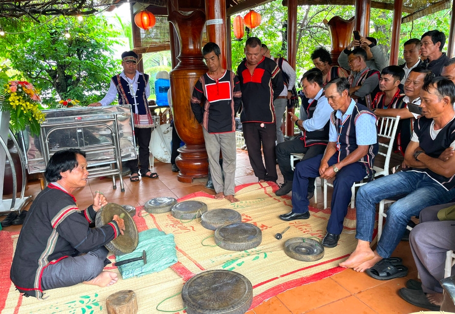 Nghệ nhân Ưu tú Nay Phai (xã Phú Túc) truyền dạy kỹ thuật chỉnh chiêng cho các học viên. (Ảnh: L.Nguyên)