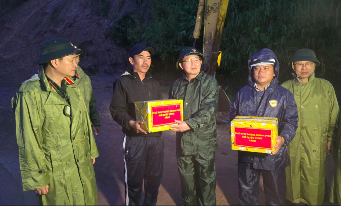 Phó Thủ tướng Chính Phủ Hồ Quốc Dũng tặng quà động viên đơn vị khắc phục sự cố tại đèo Khánh Lê
