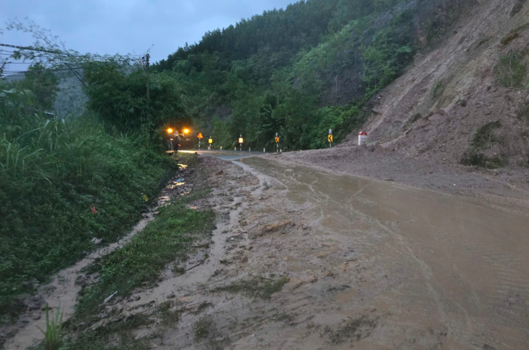 Đến thời điểm hiện tại, đèo Khánh Lê vẫn còn ngổn ngang bùn đất